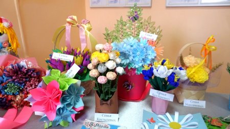 Выставка творческих работ "Цветы для мамы"